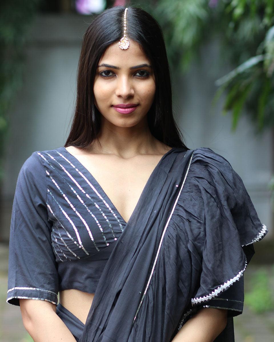 Get ready to shine in this stunning Shimmer Moss Green Mulmul Cotton Saree. Perfect for women who love cotton sarees with a trendy design.